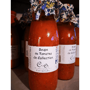Soupe de tomates de collection au basilic