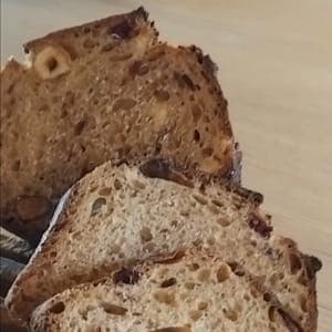 PAIN BIS NOISETTES-CANNEBERGES -ABRICOTS  DE BLES ANCIENS PUR LEVAIN 500g