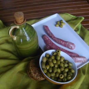 Saucisses de veau aux olives vertes