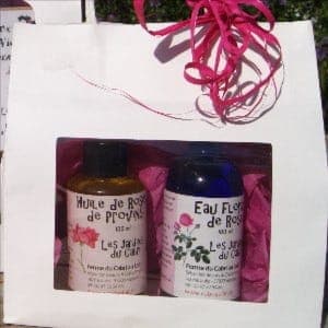 idée cadeau - Belle fête en roses : (eau de rose avec spray - huile florale à la rose)