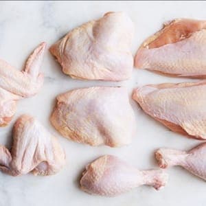 Poulet cru découpé avec abats et carcasse