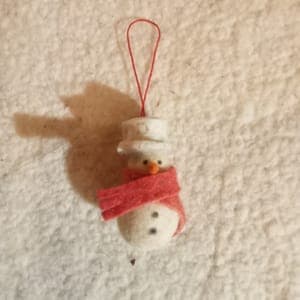 Bonhomme de neige en laine feutrée rouge