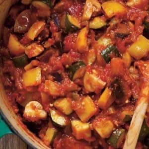 cagette ratatouille - légumes d'été (aubergines, tomates, poivrons verts, courgette, laurier)