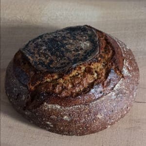 Grand pain au miso & sésame noir toasté - 5,8€