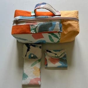 Trousse de toilettes avec son range brosse à dents et son porte-savon