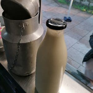 Lait cru entier  1 L (bouteille vide et couvercle à rapporter svp)