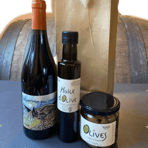 1 bouteille de vin, olives et huile d’olive