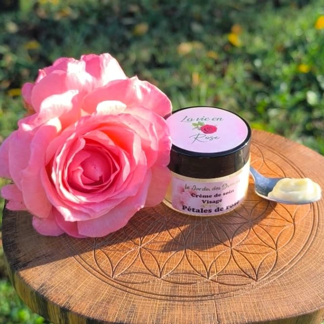 Crème visage à la rose régénérante