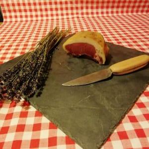 Lonzo de porc (filet), produit proposé en morceaux de 150/250g soit pour un morceau de 170g environ 6€ (prix au kg 35€)